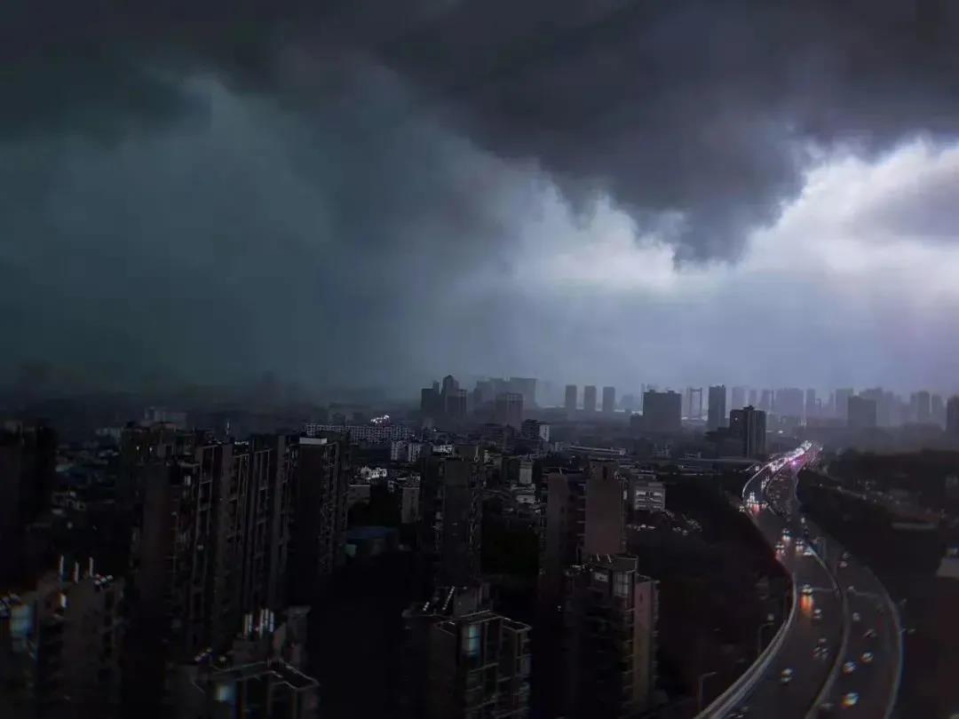 暴风雨突袭武汉，整栋楼阳台被吹垮！阳台门窗这样选才对~